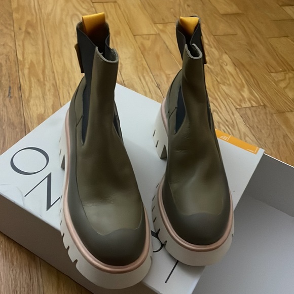 Gorgeous. BNIB Oncept silver moss boot size 7 - Picture 4 of 6